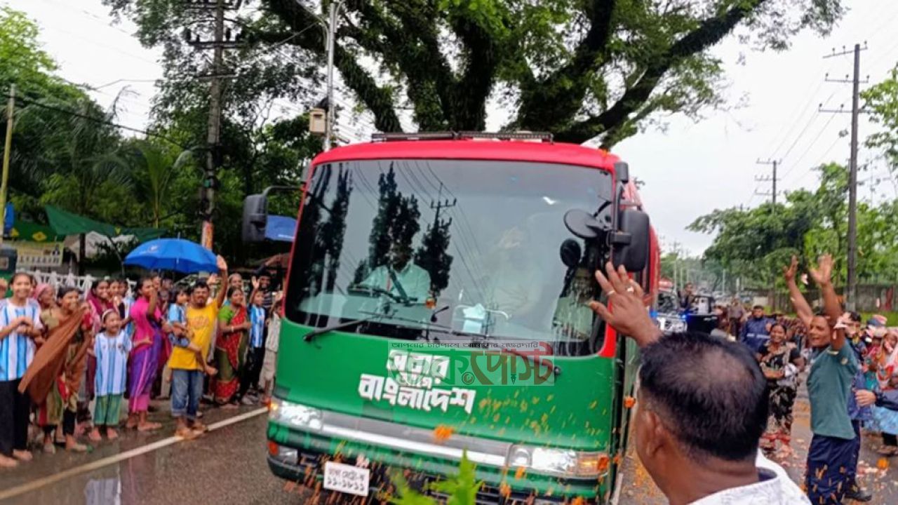 সড়কে জনতার ঢল, মৌলভীবাজারের পথে প্রধানমন্ত্রী তারেক রহমান