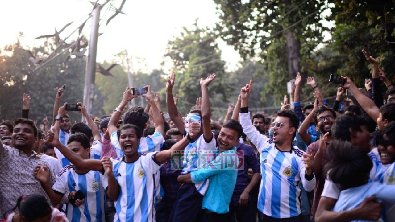 ভুরুঙ্গামারীতে আর্জেন্টিনা জয়ে উৎসব, ৩-০ গোলে হার আলজেরিয়ার