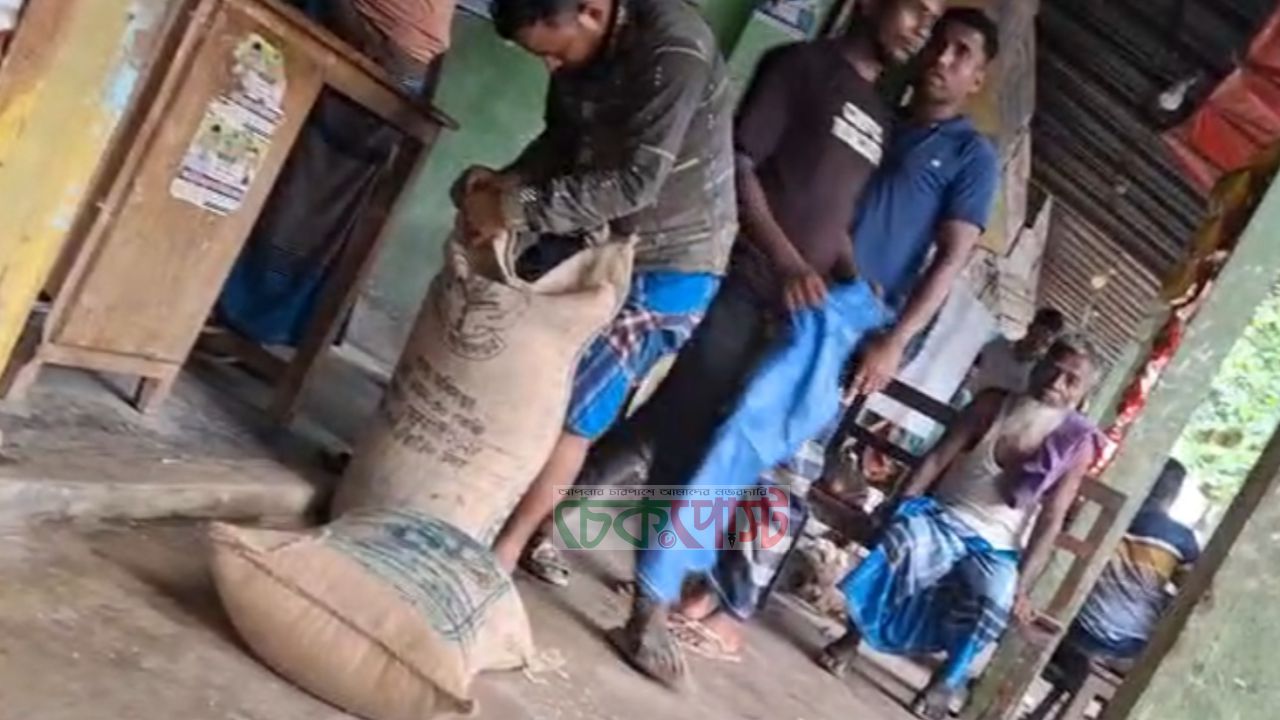 টিসিবি পণ্য বিতরণে অনিয়মের অভিযোগ, প্রকৃত দরিদ্ররা বঞ্চিত