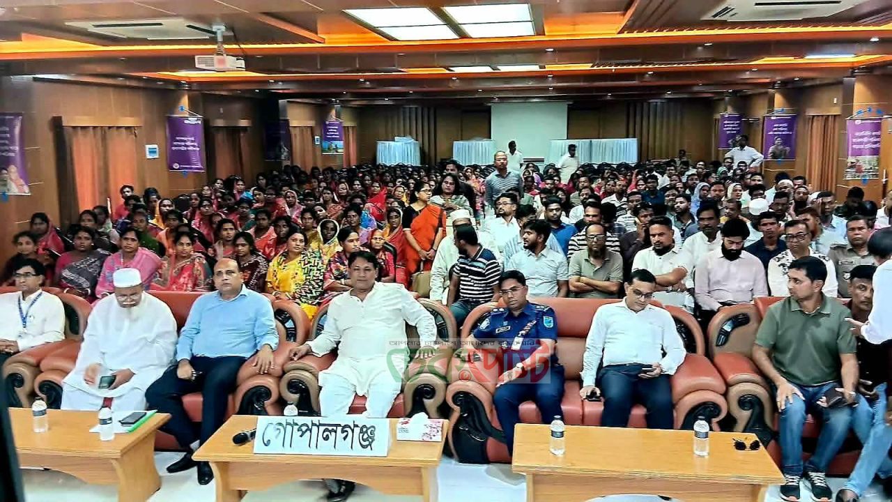গোপালগঞ্জে ফ্যামিলি কার্ড বিতরণ শুরু, সুবিধাভোগীরা পাবেন টিসিবি পণ্য ও অনুদান