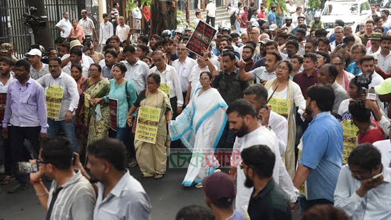 হকার উচ্ছেদের প্রতিবাদে রাজপথে মমতা, পুনর্বাসনের দাবি জোরালো