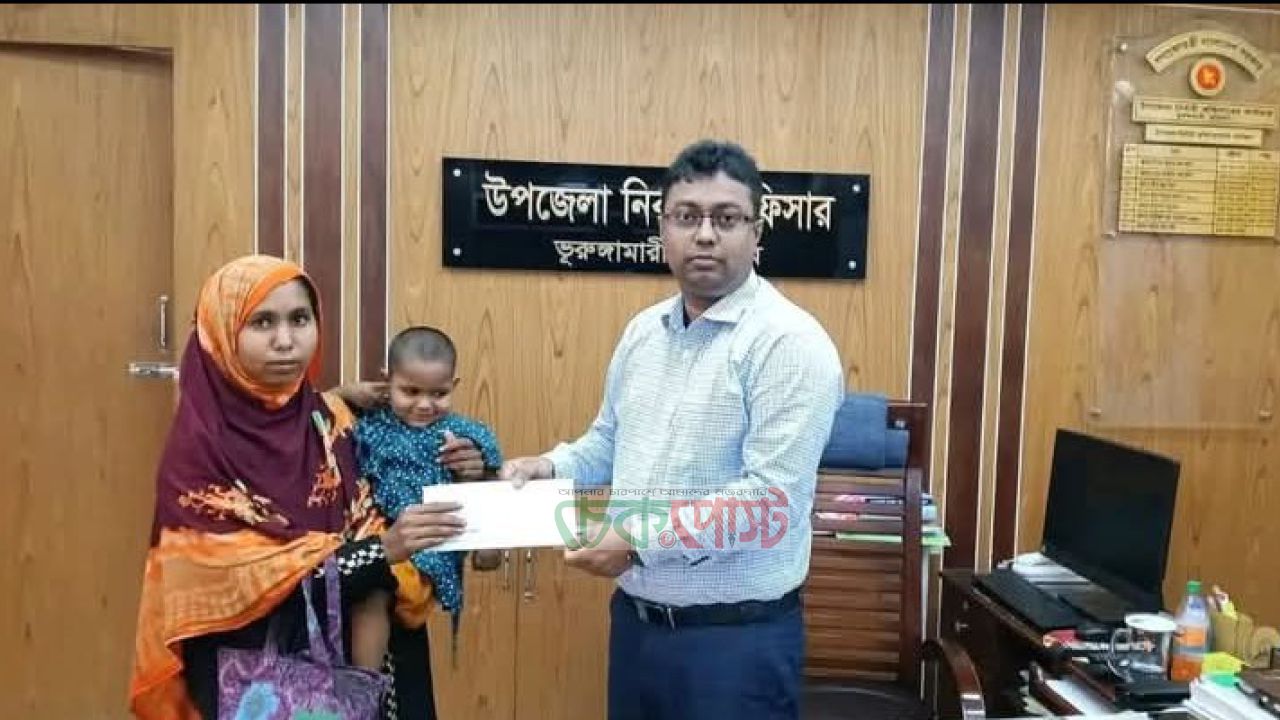 ভুরুঙ্গামারীতে প্রতিবন্ধী শিশুর চিকিৎসায় সহায়তা দিল উপজেলা প্রশাসন