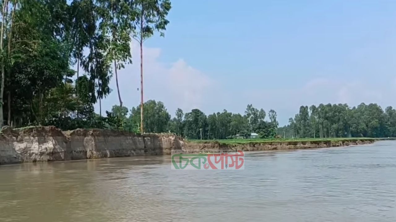 নারায়ণপুরে পদ্মার চর নদীর ভয়াবহ ভাঙন, আতঙ্কে শতাধিক পরিবার