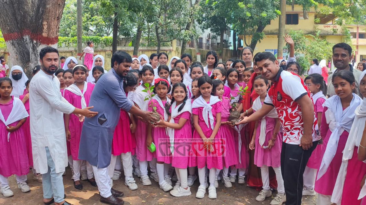 রাজশাহী বালিকা বিদ্যালয়ে সবুজ বিপ্লব: বৃক্ষরোপণ কর্মসূচি অনুষ্ঠিত