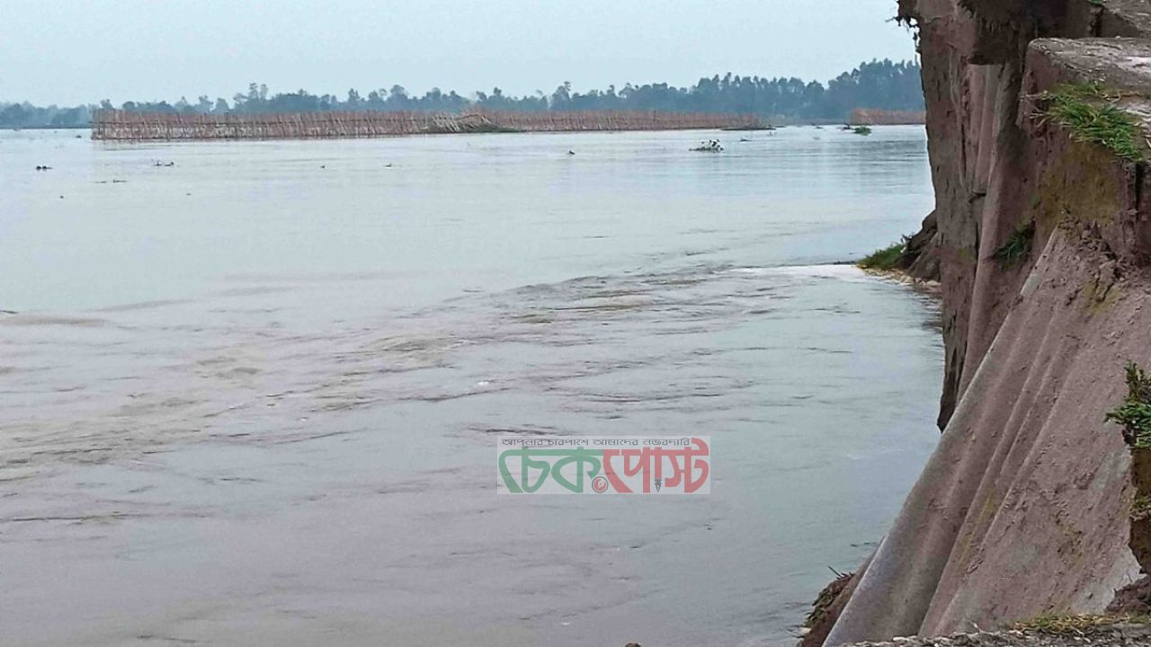 তিস্তা নদীতে ১৪ লাখ টাকার বাঁশের পাইলিং ধসে গেল, ফের ভাঙন আতঙ্ক