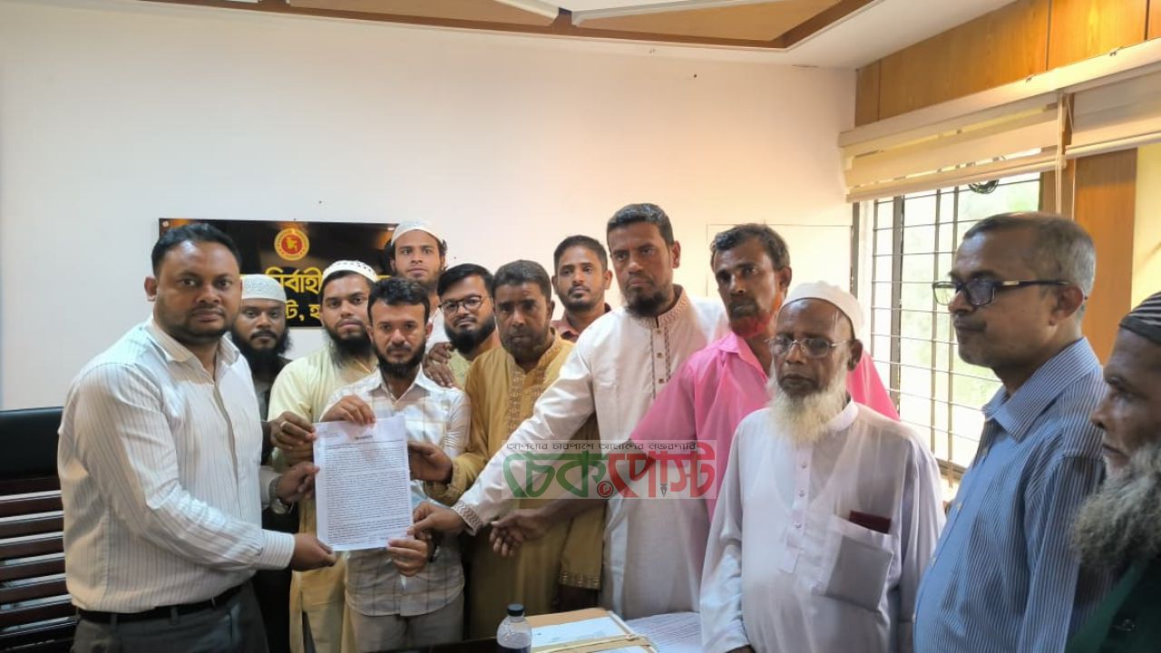 শায়েস্তাগঞ্জে সরকারি রাস্তা দখল প্রশাসনের কাছে স্মারকলিপি এলাকাবাসীর