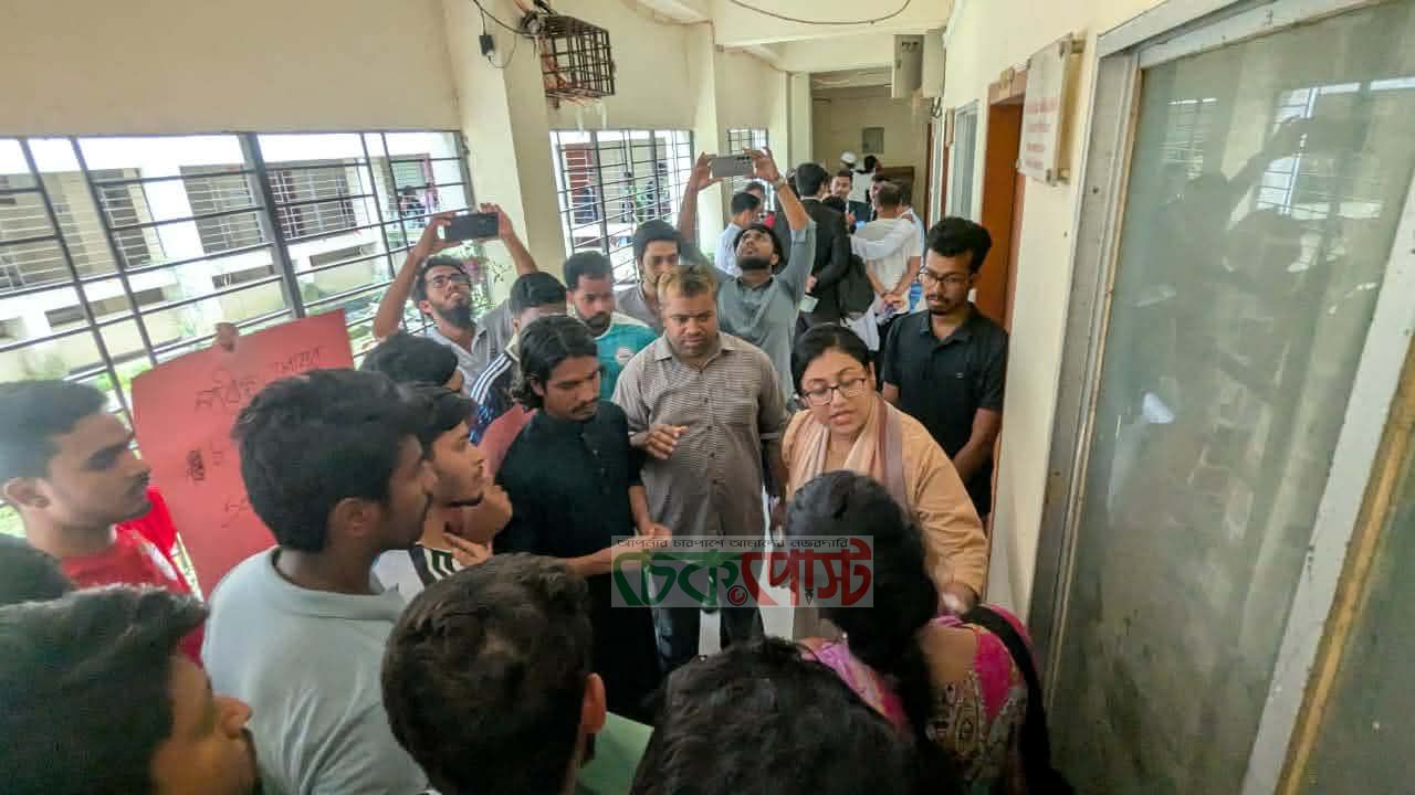 পরীক্ষা-ফল প্রকাশে দীর্ঘসূত্রতার প্রতিবাদে কুবির আইন বিভাগের অফিসকক্ষে তালা