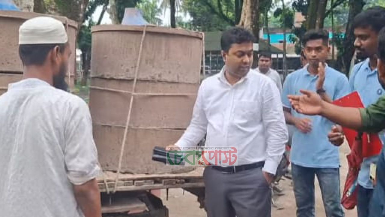 ভূরুঙ্গামারীতে দরিদ্রদের মাঝে ল্যাট্রিন সামগ্রী বিতরণ 