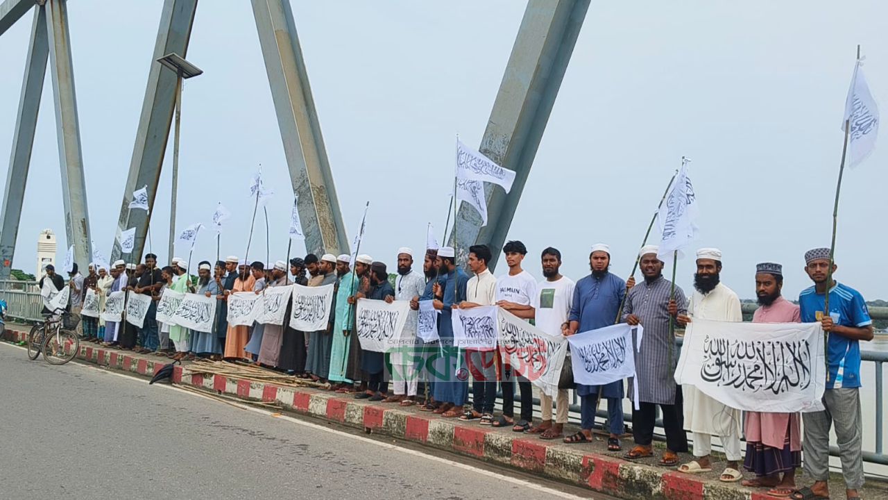 তরুণদের উদ্যোগে সুনামগঞ্জের আব্দুজ জহুর ব্রিজে উড়ছে কালিমার পতাকা