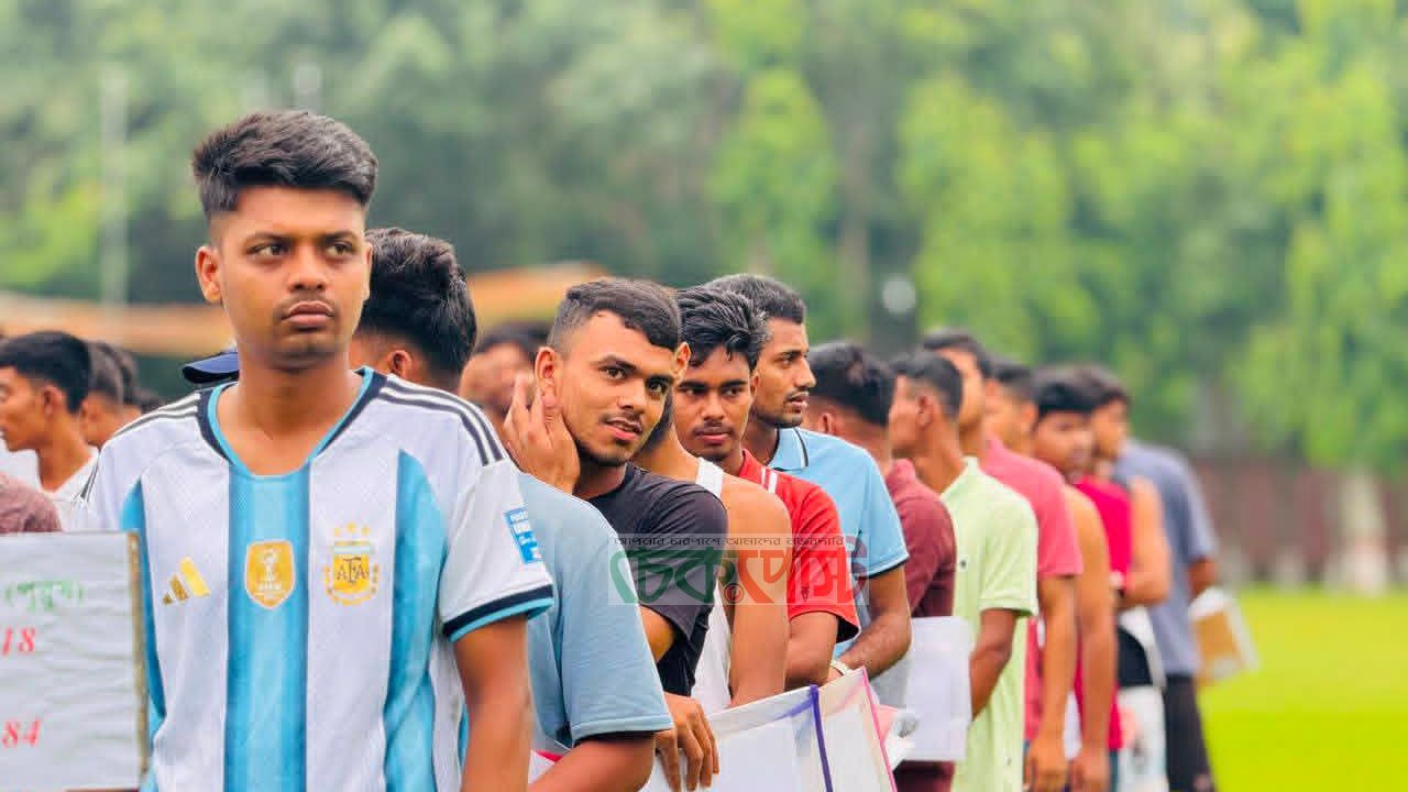 গোপালগঞ্জে ক্যাডেট এএসআই নিয়োগ পরীক্ষা শুরু, স্বচ্ছতার বার্তা পুলিশের