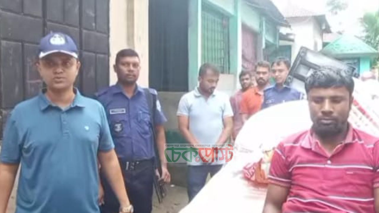 ভূরুঙ্গামারীতে পুলিশের অভিযানে বিপুল চোরাচালান পণ্য জব্দ