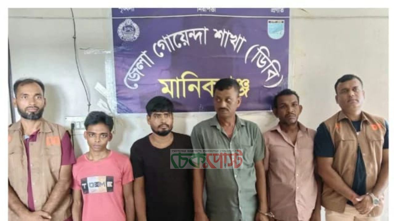 পাটুরিয়া ফেরিঘাটে অস্ত্রসহ ৫ ডাকাত গ্রেপ্তার, উদ্ধার পিকআপ ও ধারালো অস্ত্র