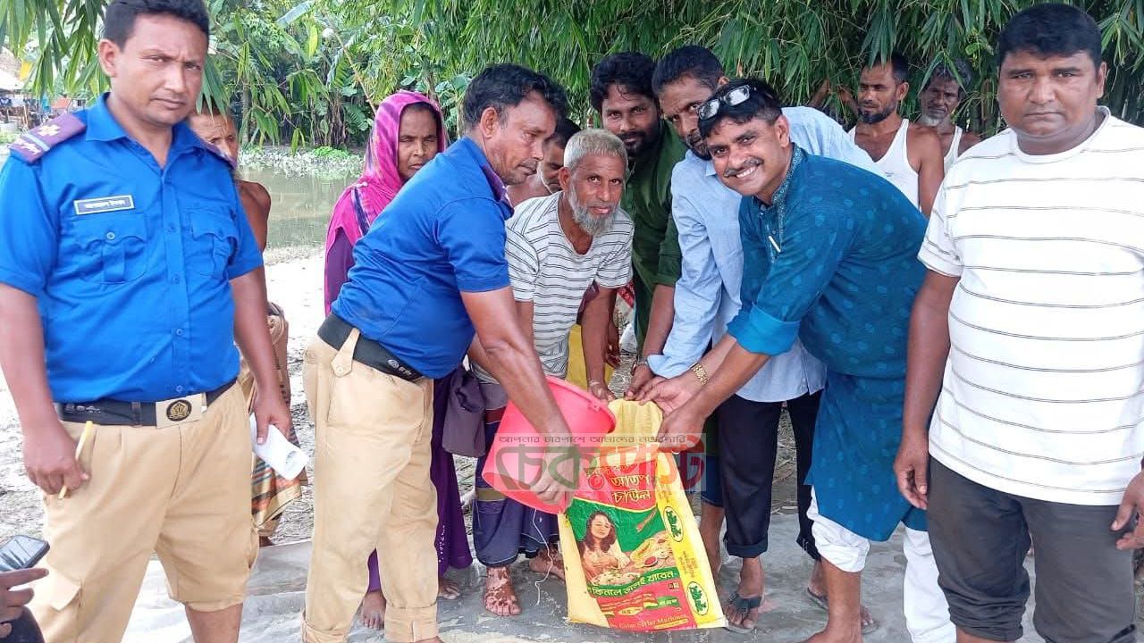 ভুরুঙ্গামারীর চরাঞ্চলে বন্যার্তদের মাঝে ১০ কেজি জিআর চাল বিতরণ