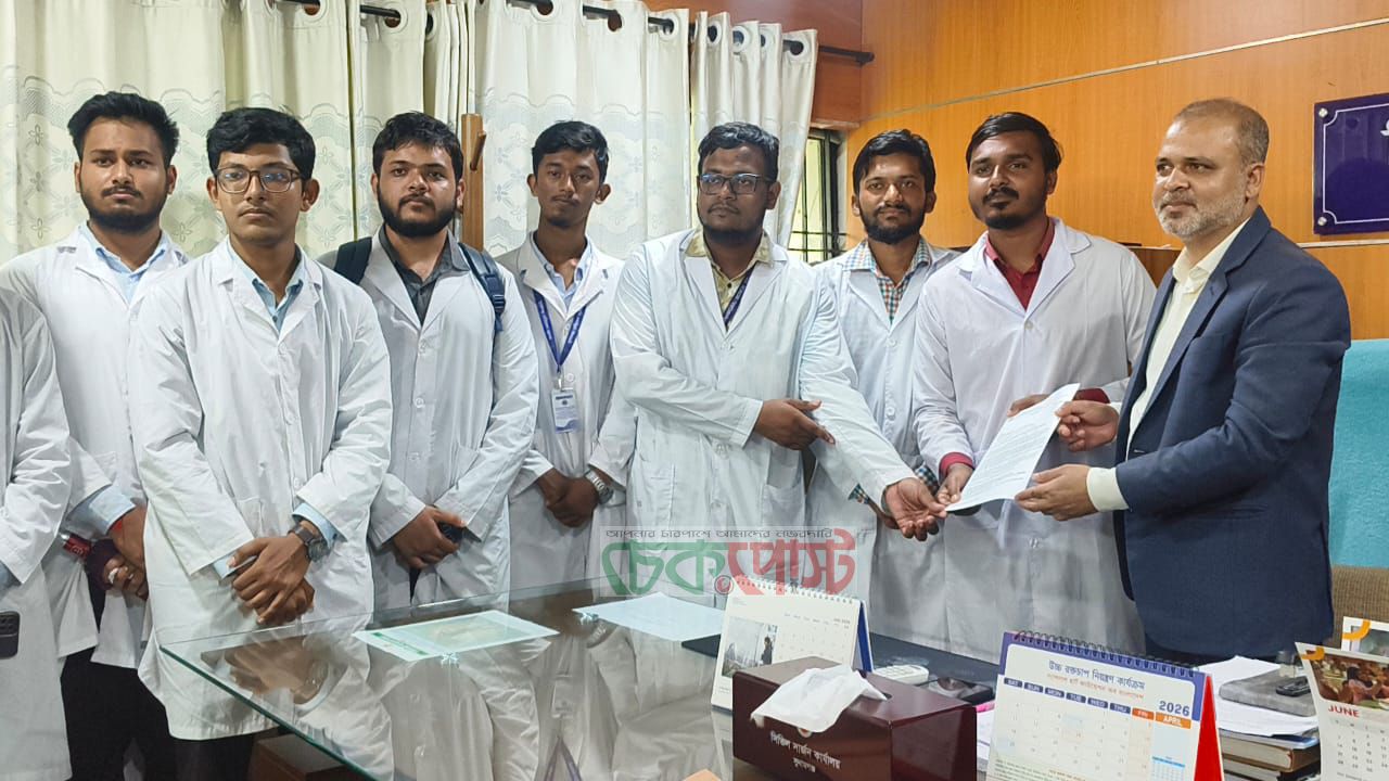 হাসপাতাল চালু ও শিক্ষক নিয়োগের দাবিতে শিক্ষার্থীদের স্মারকলিপি