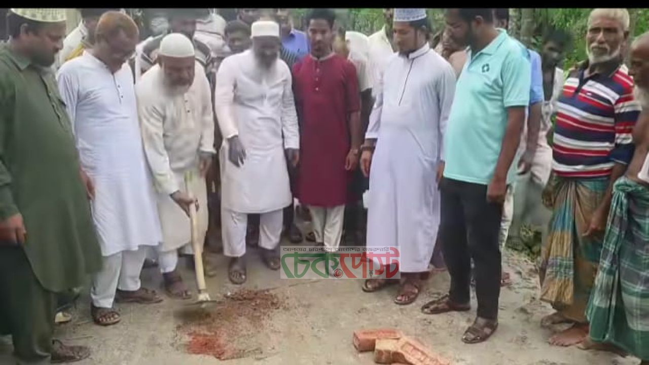 ভূরুঙ্গামারীতে সিসি রাস্তার ঢালাই কাজ উদ্বোধন করলেন এমপি আনোয়ারুল ইসলাম