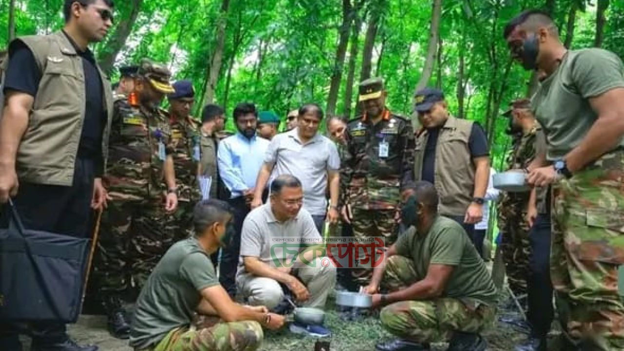 সিংগাইরে মাঠে নেমে যুদ্ধ প্রস্তুতি পর্যবেক্ষণ, সেনাসদস্যদের সঙ্গে মতবিনিময় প্রধানমন্ত্রী
