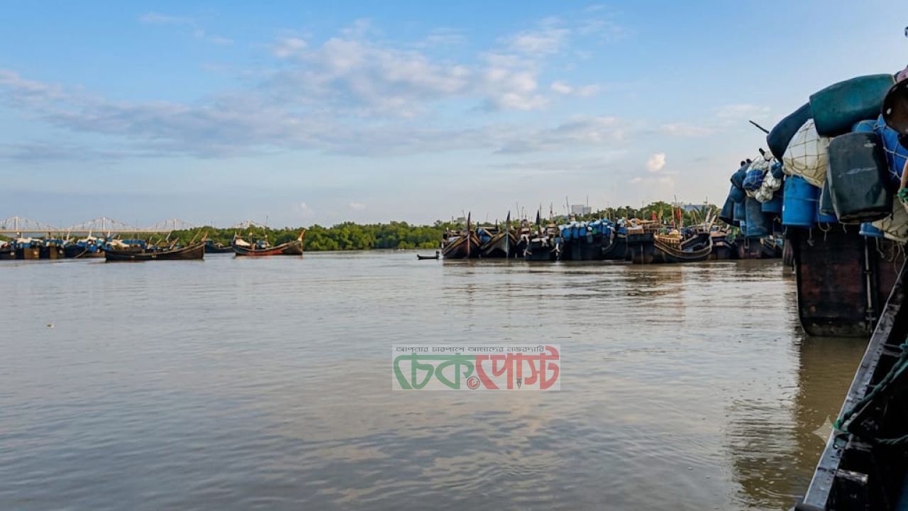 উত্তাল সাগরে বন্ধ মাছ ধরা, কক্সবাজারে বাড়ছে জেলে-ট্রলার মালিকের লোকসান