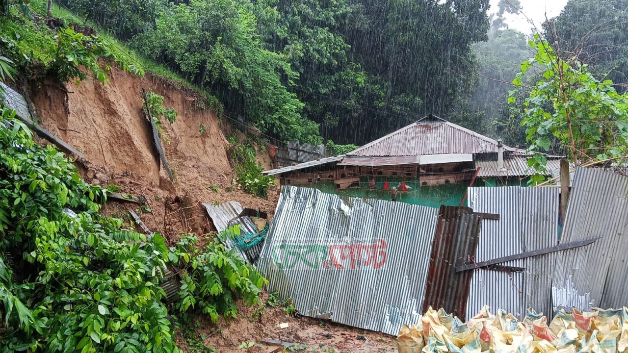 টানা বৃষ্টিতে রাঙামাটিতে দুর্যোগ, পাহাড় ধসে নিহত ১, বিদ্যুৎস্পৃষ্টে মৃত্যু ১