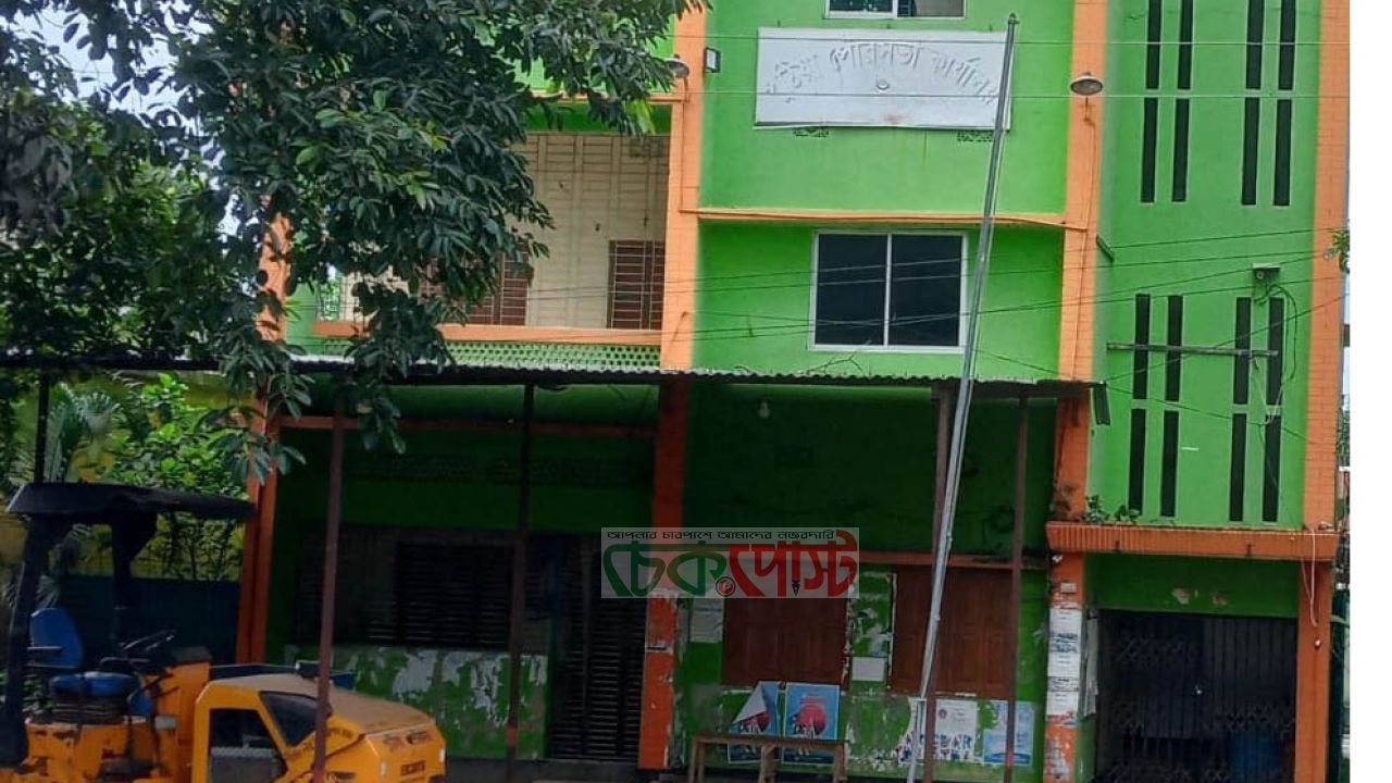 ২৫ বছরেও ভবন পায়নি পুঠিয়া পৌরসভা ভাড়া ভবনে চলছে পৌরসভার কার্যক্রম