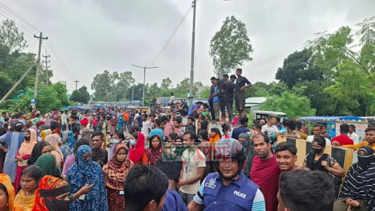 মানিকগঞ্জে ৬ দাবিতে শ্রমিক বিক্ষোভ, ঢাকা-পাটুরিয়া মহাসড়ক অবরোধ