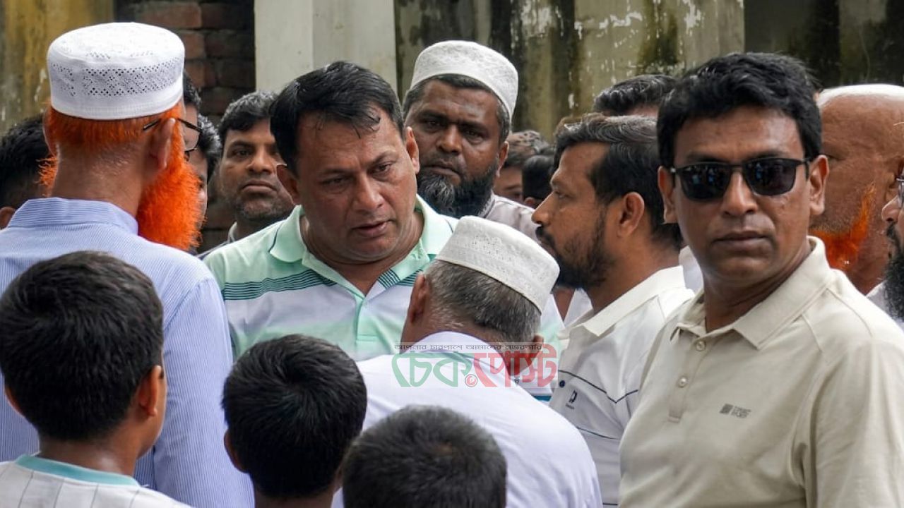 গোপালগঞ্জে জলাবদ্ধতা নিরসনে মাঠে এমপি ডা. কে এম বাবর