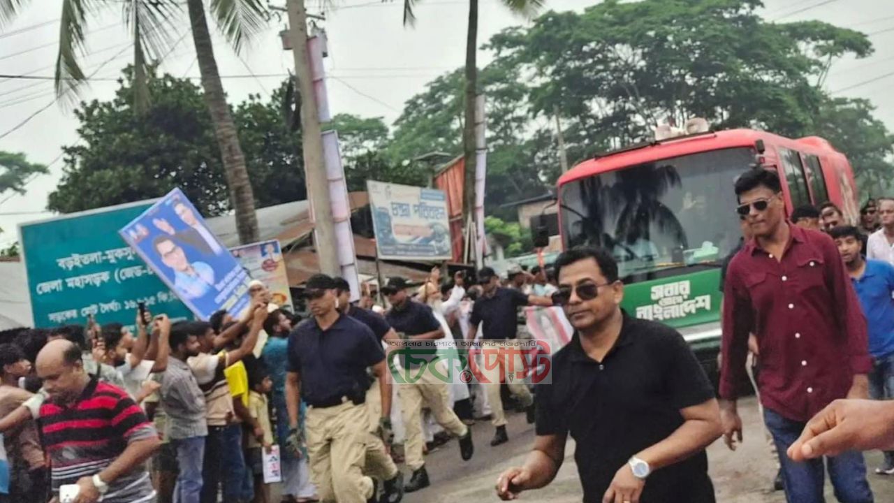 গোপালগঞ্জে বহর থামিয়ে এমপি সেলিমুজ্জামানের সঙ্গে প্রধানমন্ত্রীর সংক্ষিপ্ত বৈঠক