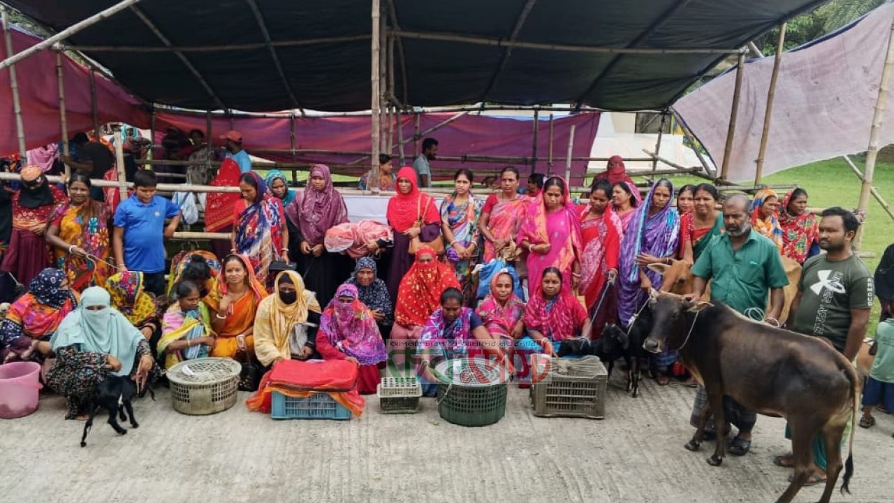 রামপালে ৮০ প্রতিবেশীর মানবিক উদ্যোগ: ৮০ দুঃস্থ পরিবার পেল গরু-ছাগল সহায়তা
