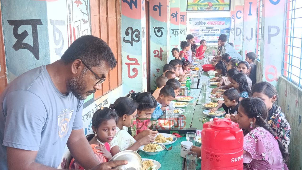 ধর্মপাশায় ব্যতিক্রমী বনভোজন, শিক্ষার্থীদের বিদ্যালয়মুখী করতে দৌলতপুর স্কুলের উদ্যোগ