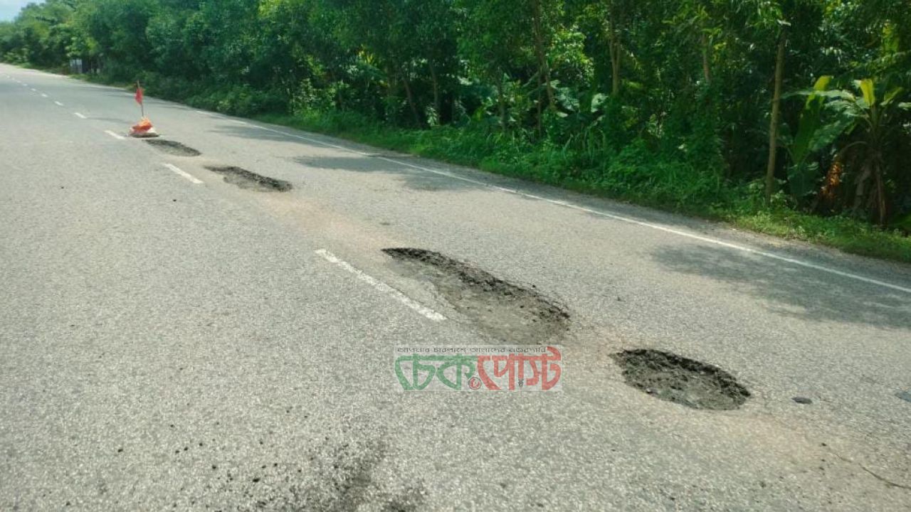বেহাল গোপালগঞ্জ–টেকেরহাট মহাসড়ক, বাড়ছে দুর্ঘটনার শঙ্কা ঝুঁকিতে হাজারো যাত্রী