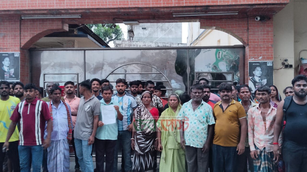 সৈয়দপুরে ১৪ দফা দাবিতে পৌরসভা ঘেরাও, মজুরি বৃদ্ধির দাবি পরিচ্ছন্নতা কর্মীদের