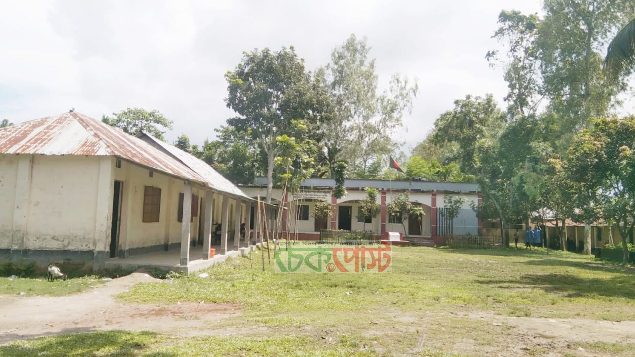 মাদরাসার দপ্তরি, জজকোর্টের মুহুরি! একই ব্যক্তির দুই চাকরির অভিযোগ