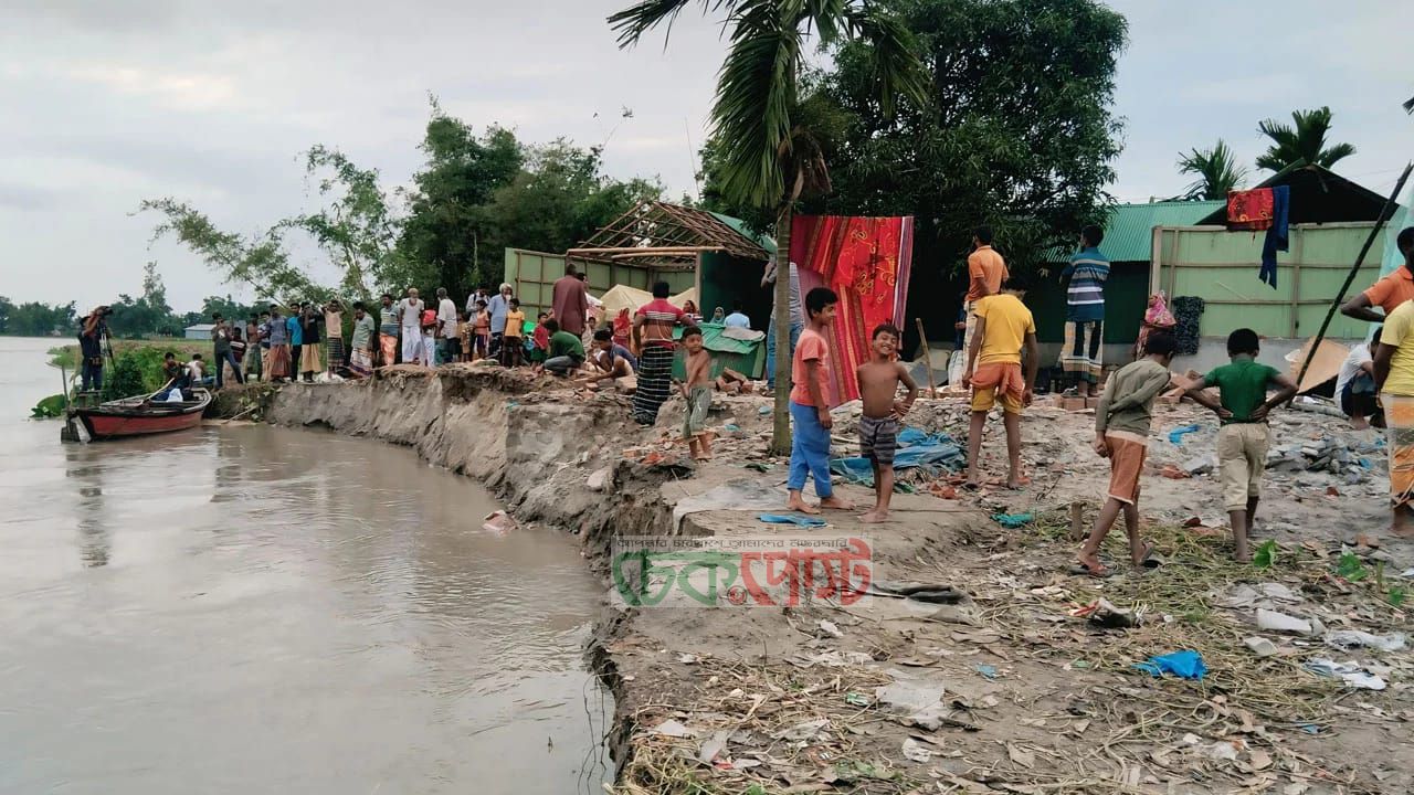 তিস্তার ভাঙনে গঙ্গাচড়ায় ৮ ঘর বিলীন, শত বিঘা জমি নদীগর্ভে