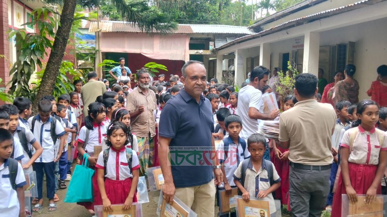শিক্ষার্থীদের জন্য শিক্ষা উপকরণ নিয়ে হাজির মেয়র প্রার্থী রিপন
