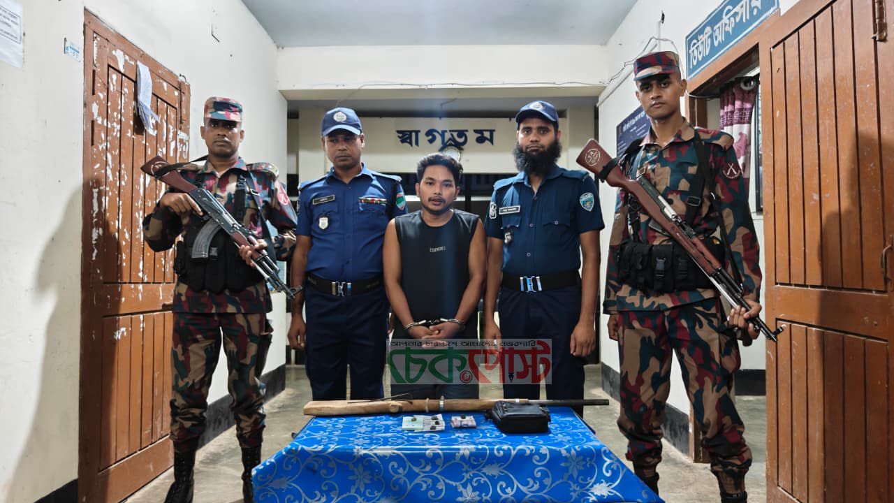 লংগদুতে অস্ত্র ও চাঁদার টাকাসহ জেএসএসের কথিত কালেক্টর আটক