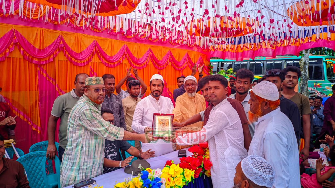 ধামইরহাটে যুবদলের কেন্দ্রীয় নেতা শাফিউল মুসাব্বির শাফিকে সংবর্ধনা