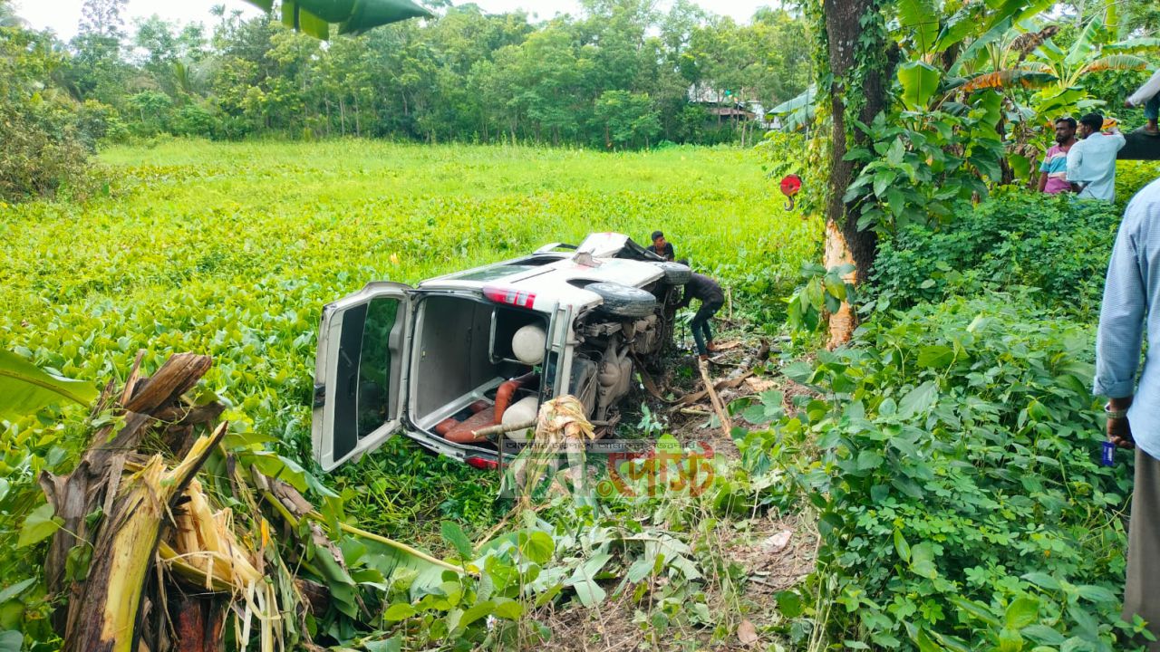 ঢাকাগামী পথে নিয়ন্ত্রণ হারিয়ে গাছের সঙ্গে ধাক্কা, রোগীসহ অ্যাম্বুলেন্স খাদে, আহত ১
