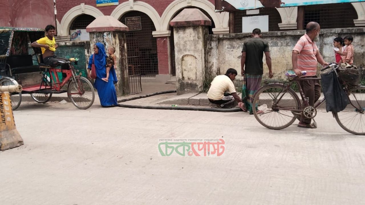 সৈয়দপুরে হাসপাতালের ময়লা ড্রেনে, চরম দুর্ভোগে এলাকাবাসী