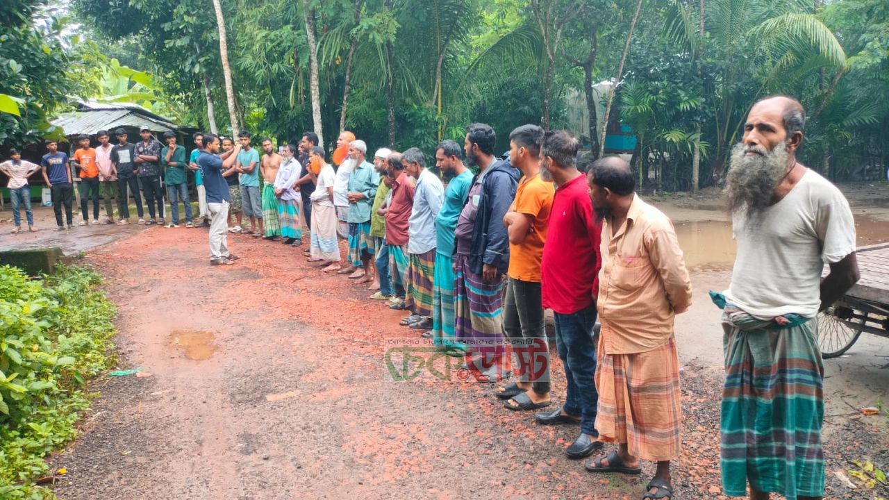 ঠিকাদারের মৃত্যুর পর বন্ধ সড়ক সংস্কার, দ্রুত কাজের দাবিতে মানববন্ধন