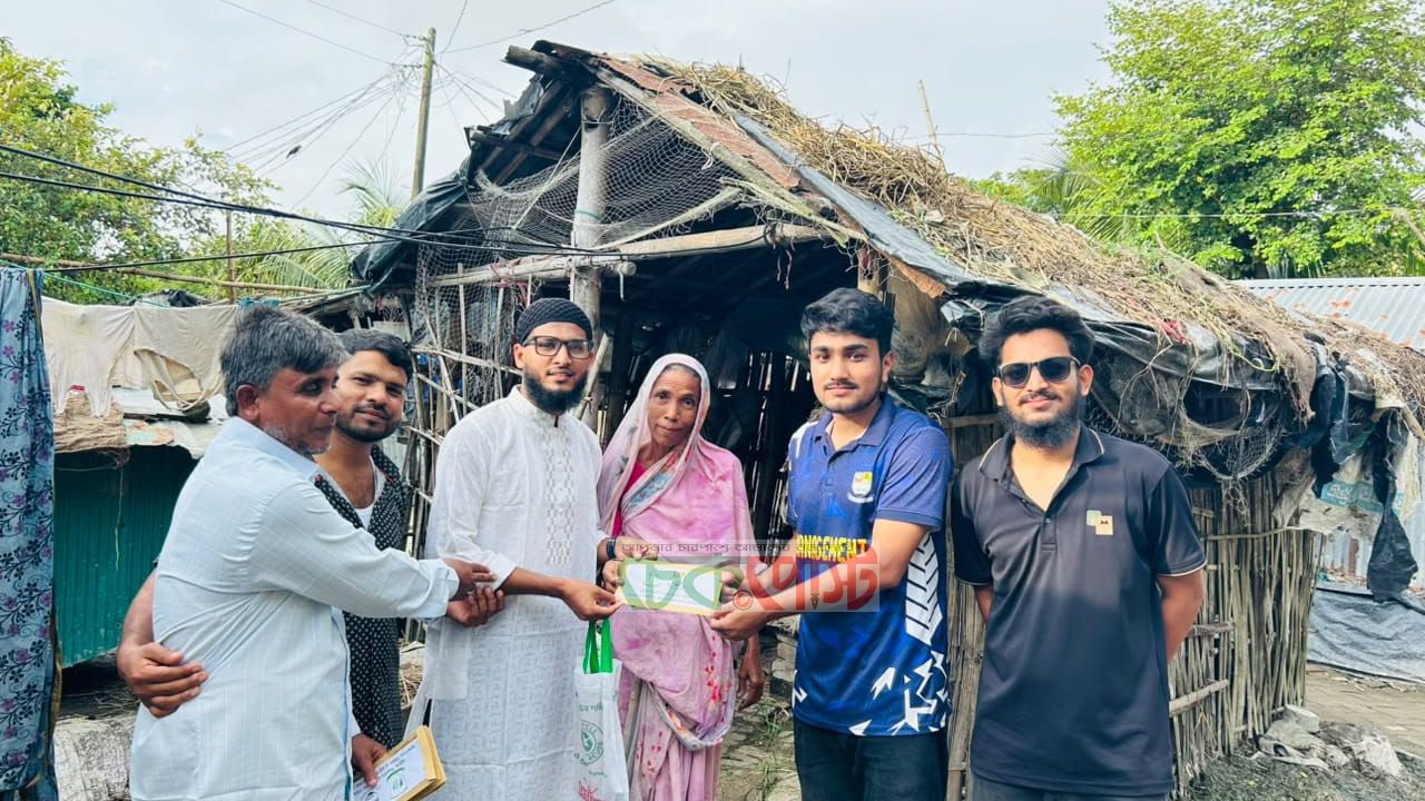 বন্যার ক্ষত কাটাতে বাঁশখালীর ৩৮ পরিবারের পাশে জাবিপ্রবি শিক্ষার্থীরা