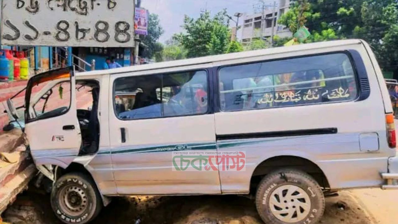 চাঁপাইনবাবগঞ্জে মাইক্রোবাসের ধাক্কায় অটোরিকশাচালক আহত
