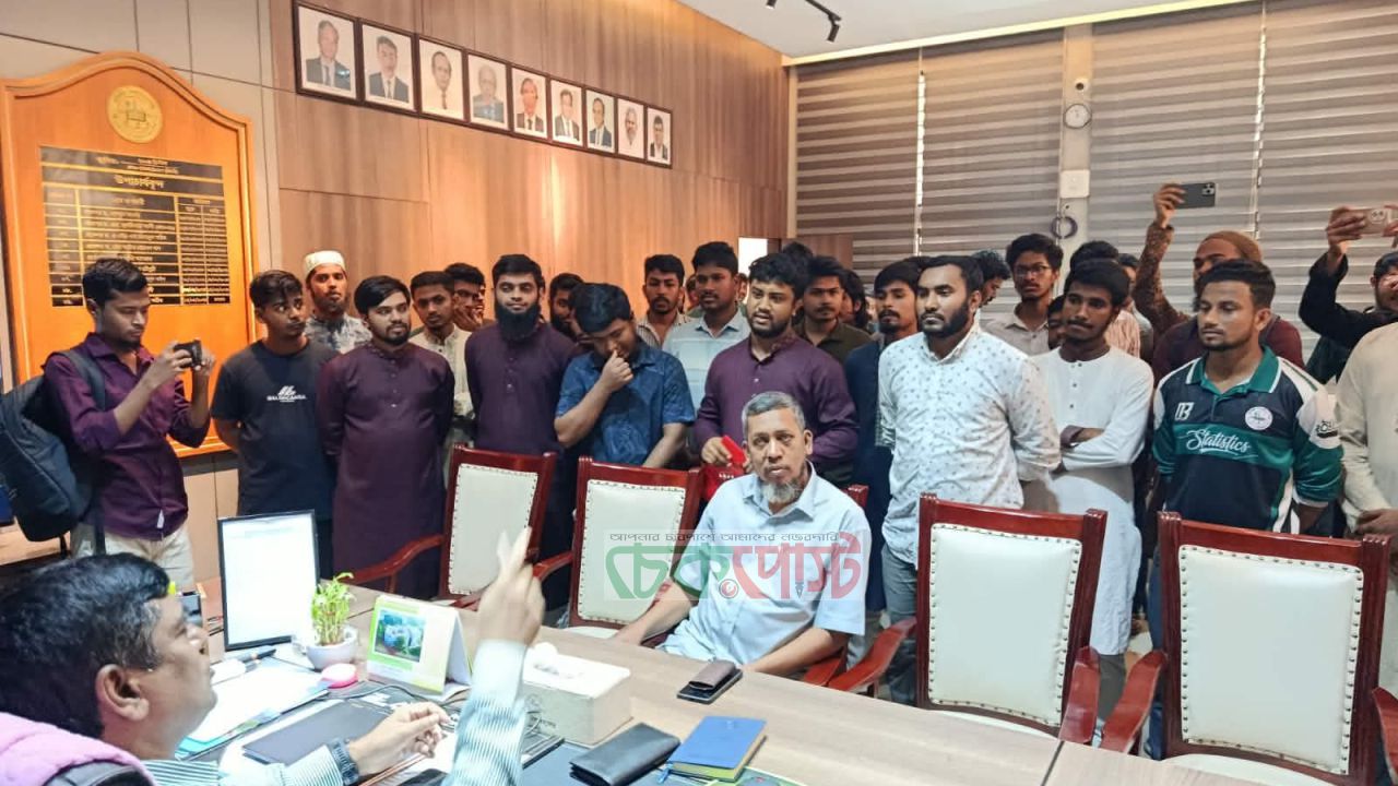 গণরুম ও গেস্টরুম সংস্কৃতি বন্ধের দাবিতে কুবি উপাচার্যের কাছে ছাত্রশিবিরের স্মারকলিপি