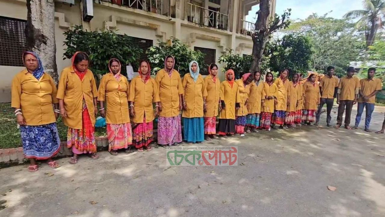 টুঙ্গিপাড়া পৌরসভার পরিচ্ছন্ন কর্মীদের মাঝে ইউনিফর্ম বিতরণ