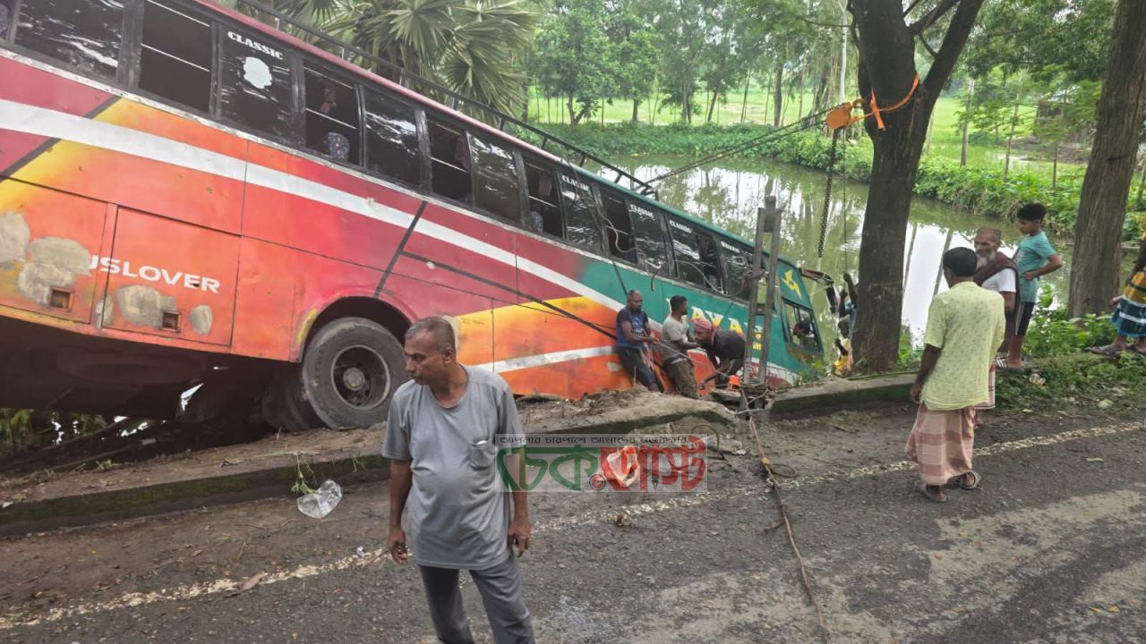 গোপালগঞ্জ-কোটালিপাড়া সড়কে নিয়ন্ত্রণ হারিয়ে নয়ন পরিবহনের বাস খাদে