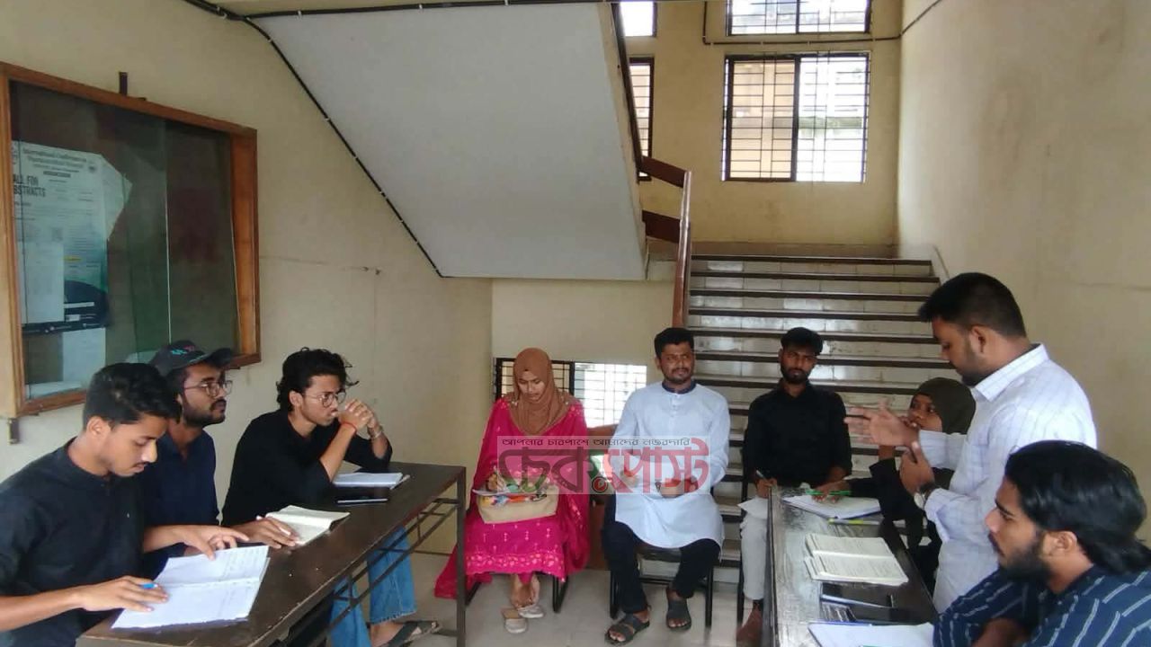 কুমিল্লা বিশ্ববিদ্যালয়ে নবীনদের বিতর্ক প্রতিযোগিতা