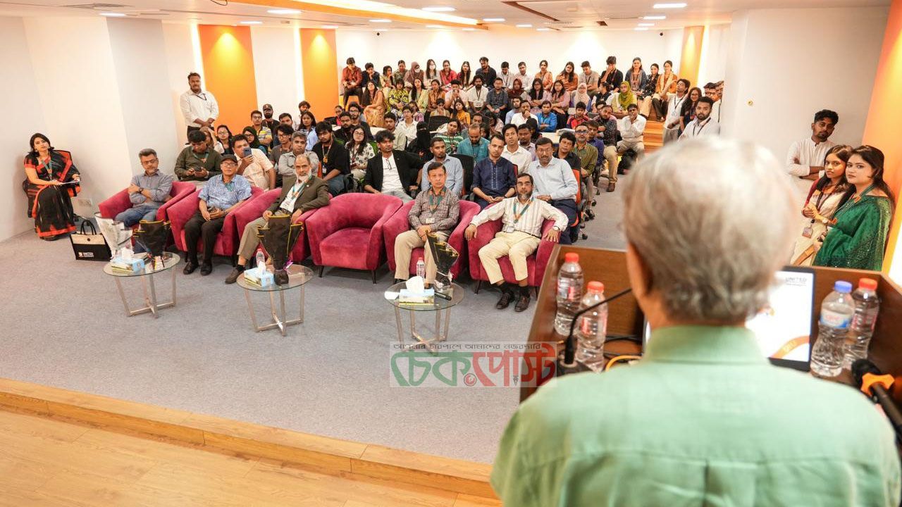 ইউআইইউতে ‘ভালোবাসায় বাড়ানো হাত’ বই পর্যালোচনায় পুরস্কার