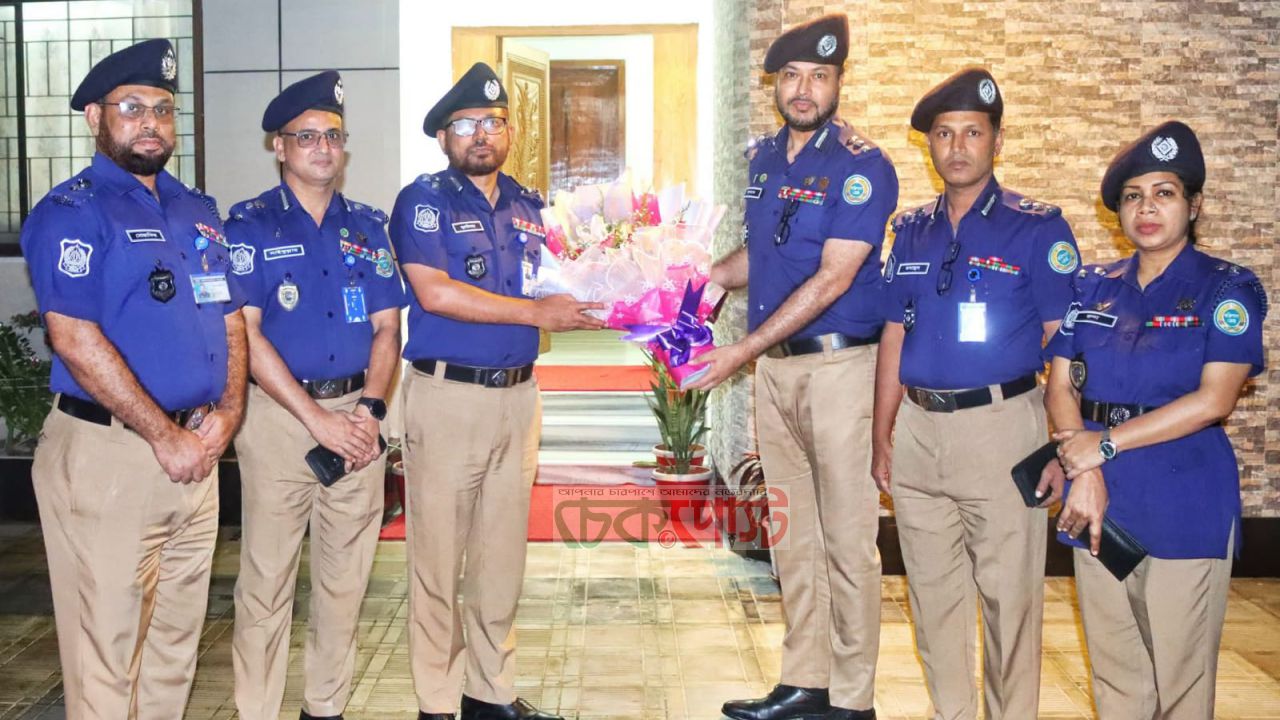 বরিশালে নবাগত রেঞ্জ ডিআইজি জুলফিকার আলী হায়দারকে ফুলেল শুভেচ্ছা