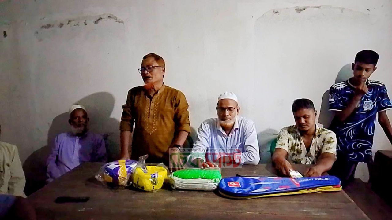 খেলাধুলায় যুবকদের সম্পৃক্ত করতে ভূরুঙ্গামারীতে ক্রীড়া সামগ্রী বিতরণ