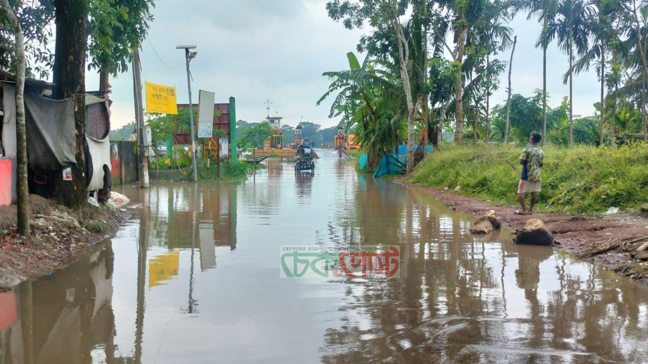 নলছিটিতে জোয়ারের পানিতে প্লাবিত ষাটপাকিয়া ফেরিঘাটের সড়ক, দুর্ভোগ