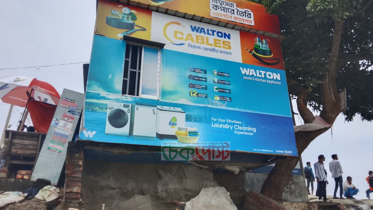 তীব্র সৈকত ভাঙন: কুয়াকাটায় সাগরে বিলীন হওয়ার পথে ট্যুরিস্ট পুলিশ বক্স