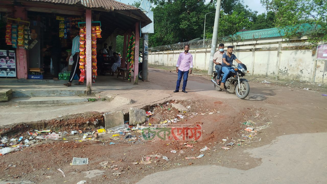মানিকপুরে গ্যাসলাইন বসাতে রাস্তা খুঁড়ে বেহাল, ভোগান্তিতে মানুষ